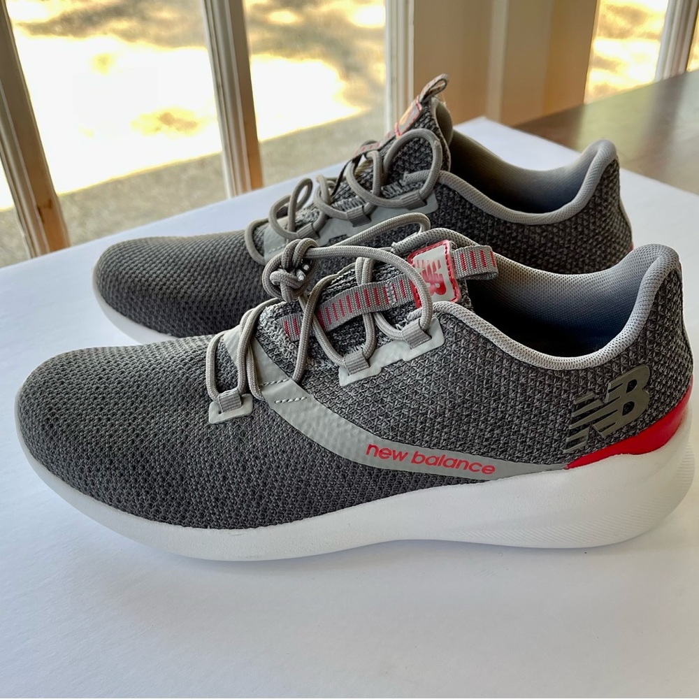 New balance mens tennis shoes size 8 1/2. Never worn!